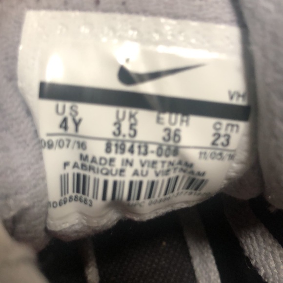 NIKE Youth Sneakers - Picture 5 of 7